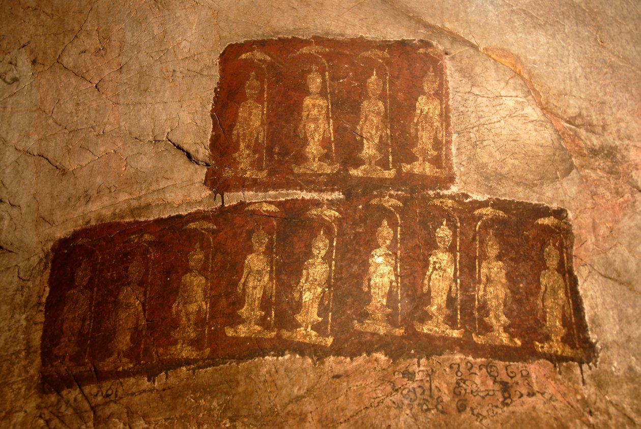 Theravada-Buddhismus; antikes Wandgemälde; stehender Buddha Shakyamuni; Mudra; Varada; Wunschgewährungs-Geste; Tham Pa Höhle; bei Nong Thang; Provinz Xieng Khouang; Laos; Südostasien; Asien von Unbekannter Künstler