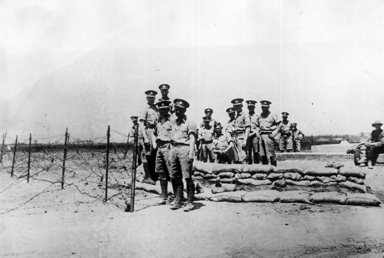 Tientsin (Tianjin), China, November 1924: Britische Soldaten an einem Posten außerhalb der internationalen Konzessionen vor der Eroberung der Stadt durch die Truppen des chinesischen Kriegsherrn Feng Yuxiang (Feng Yu-hsiang, Feng Yu hsiang) - Tientsin (Tia von William M. Timlin
