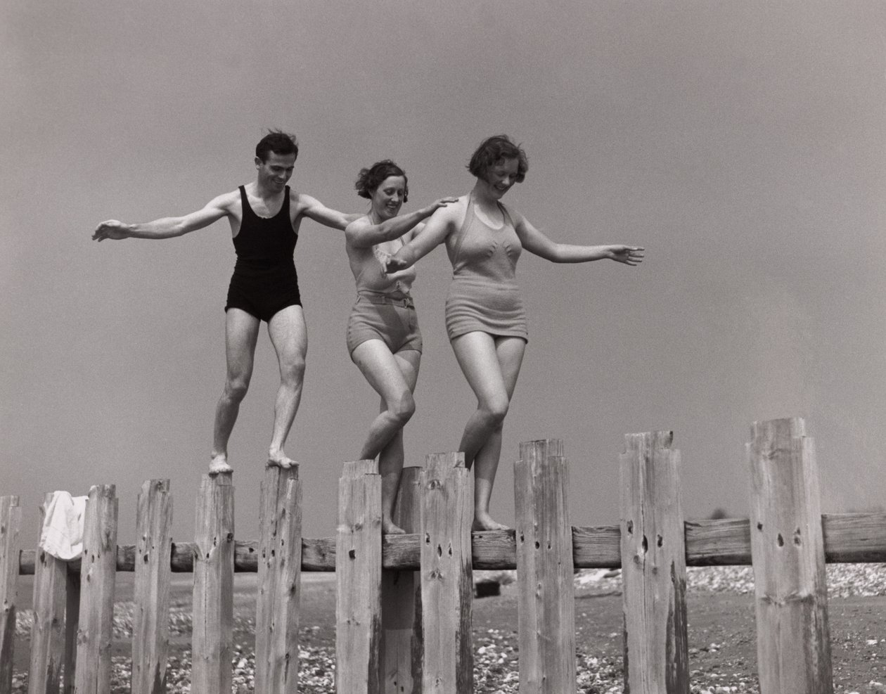 Zwei Frauen und ein Mann gehen entlang einer Buhne, ca. 1930er von Unbekannt