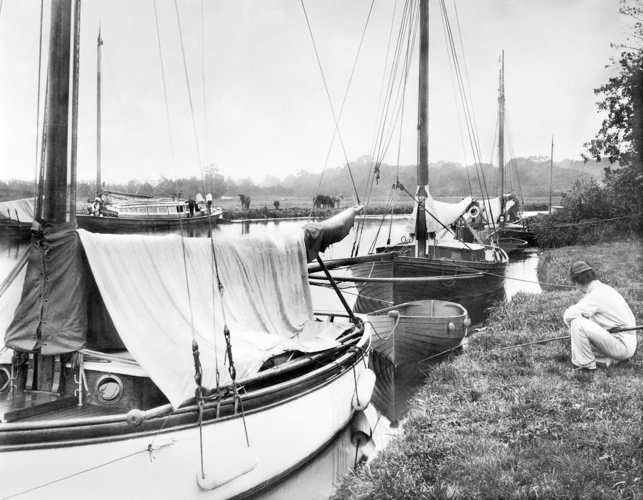 Vereinigtes Königreich: Yachten und Flussfahrzeuge am Wroxham Broad. Norfolk Broads, von Unbekannt
