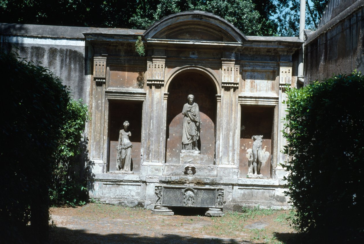 Ansicht des Gartens, Detail des Brunnens mit römischem Sarkophag und Statuen von Unbekannt