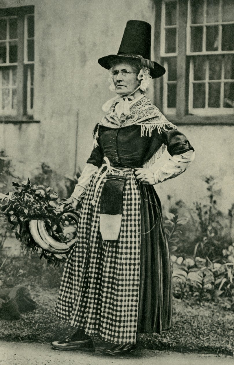 Wales. Eine stattliche alte walisische Dame, treu zur Nationaltracht. 1920 von Unbekannt