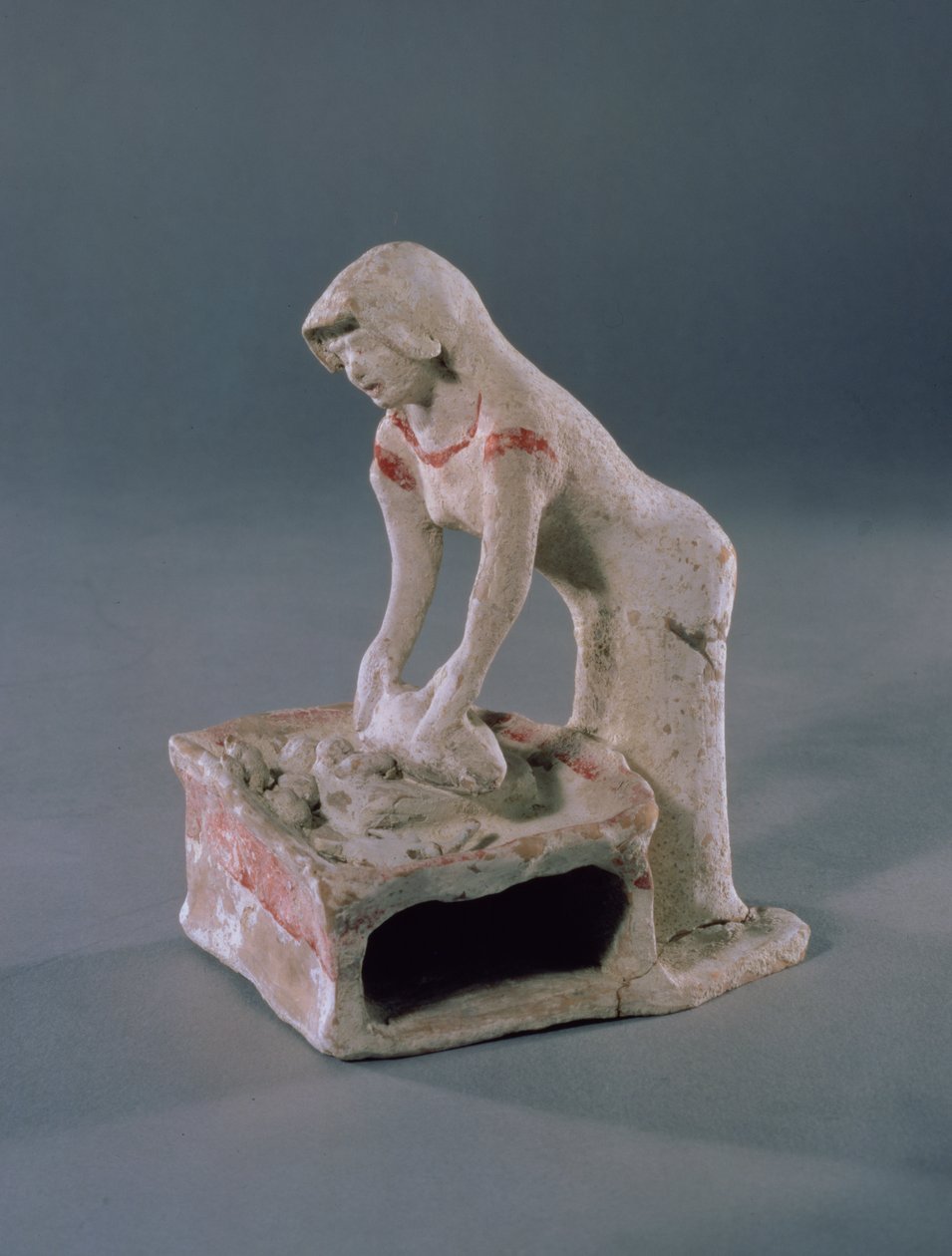 Frau, die Brot auf einer quadratischen Platte knetet, Griechisch, aus Aulis, ca. 500-475 v. Chr. von Unbekannt