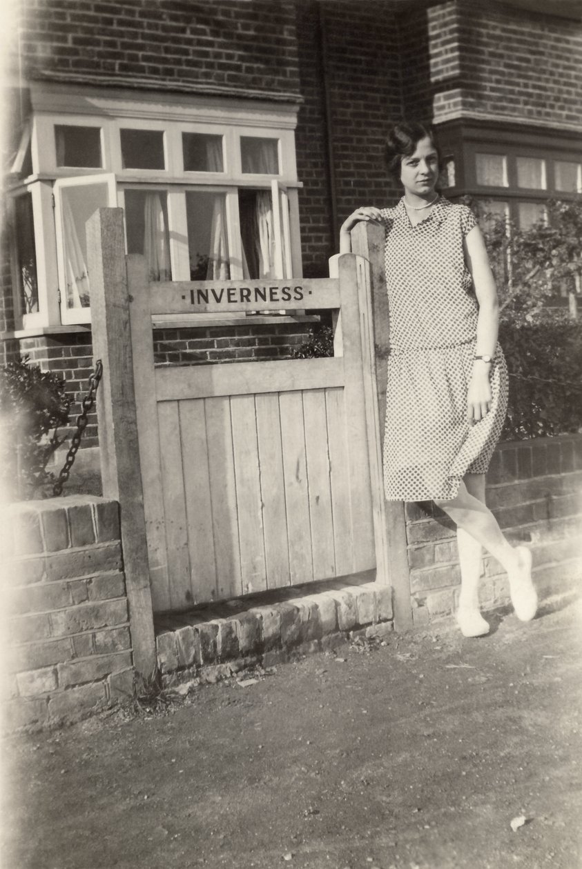 Frau vor dem Inverness B&B, Broadstairs, Kent, ca. 1920er Jahre von Unbekannt