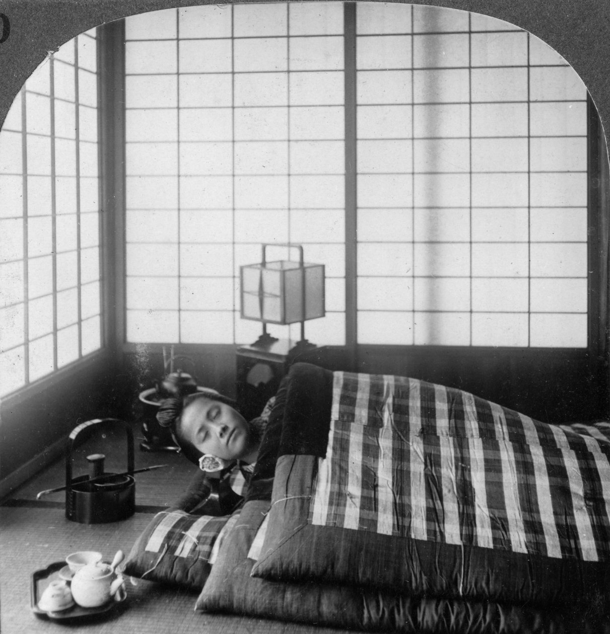 Eine Geisha schläft in einem Teehaus, Hikone, Japan, 1904 von Underwood and Underwood