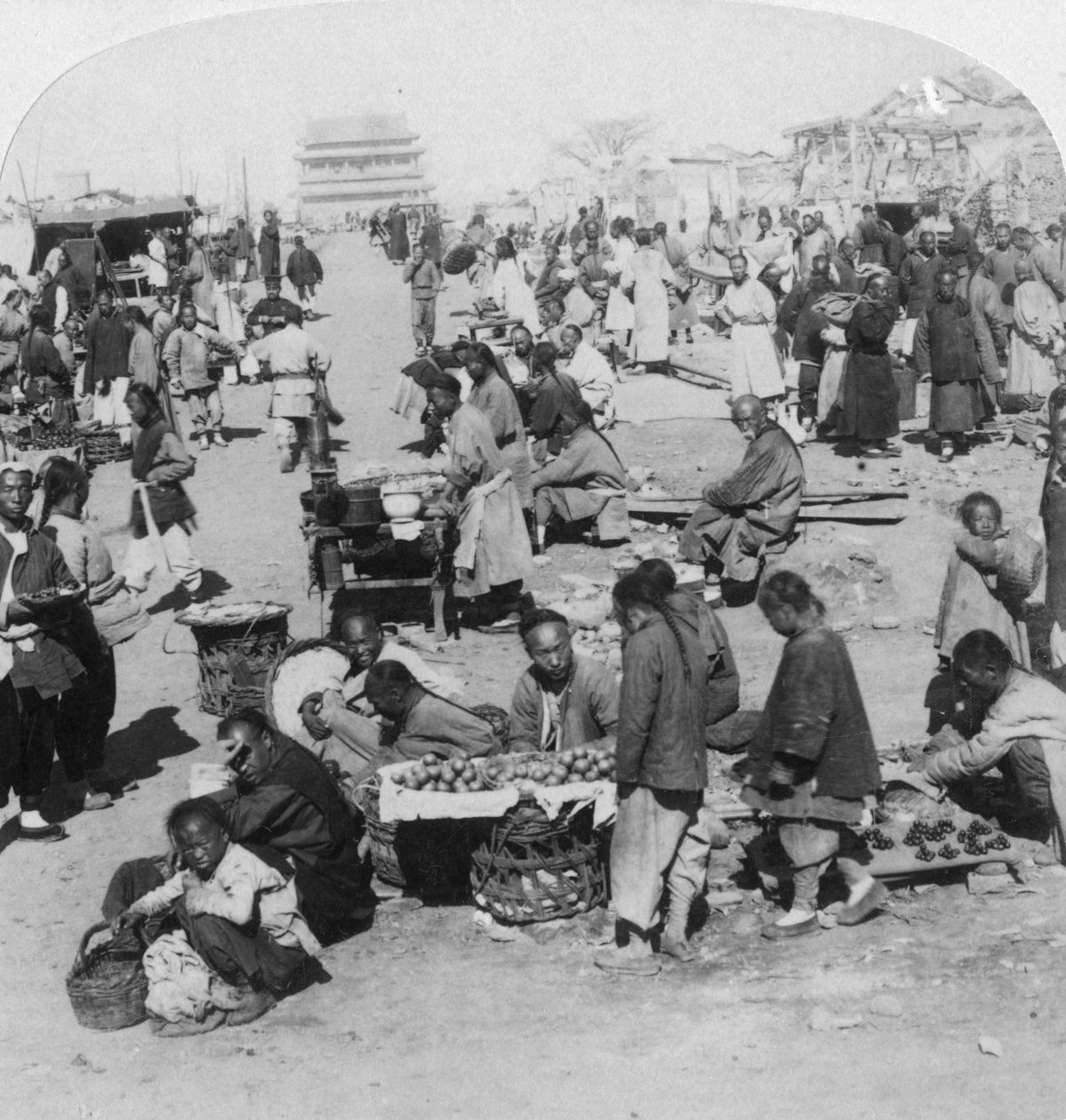 Ein Markt in der nördlichen Tartar-Stadt, Blick auf den Trommelturm, Peking, China von Underwood and Underwood