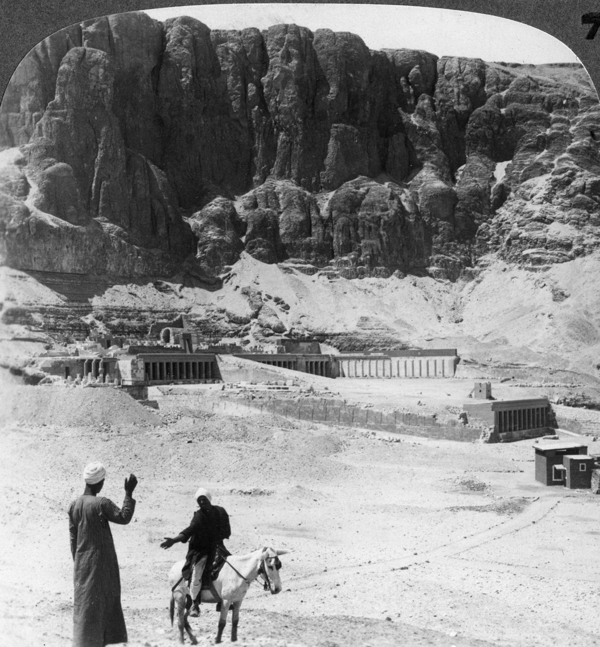 Jahrhunderte lang begraben - Kolonnaden-Terrassen des Tempels in Der-el-Bahri, Theben, Ägypten, 1905 von Underwood and Underwood