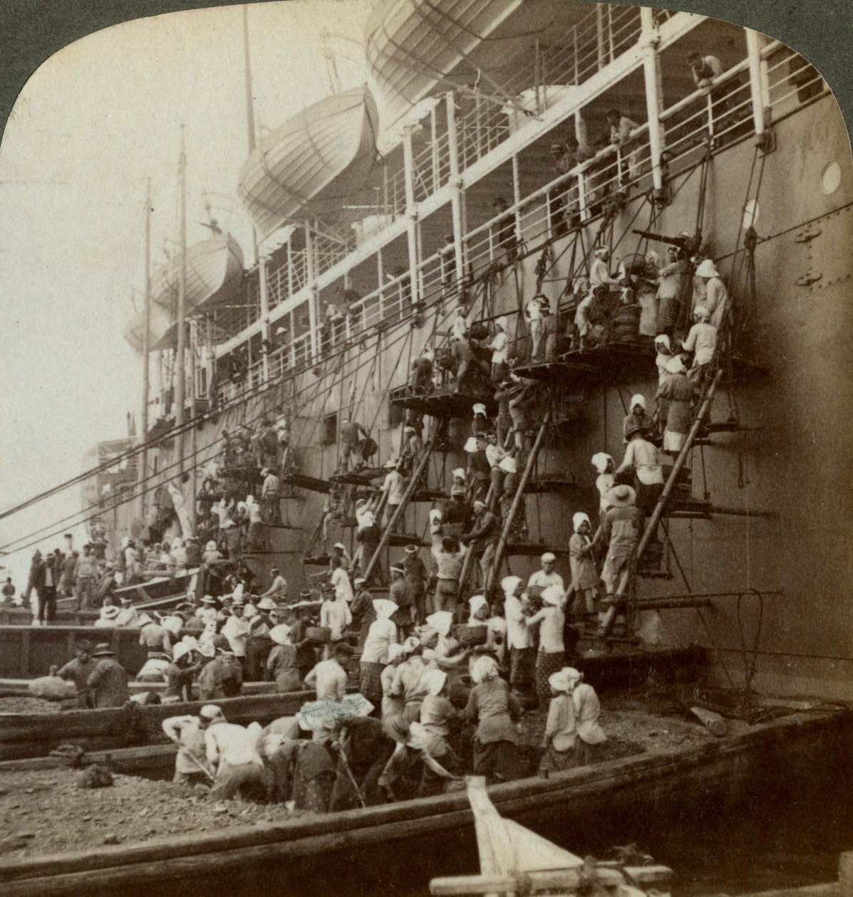 Kohlen der Pazifikpost SS Sibirien, an der befestigten Marinebasis von Nagasaki, Japan, 1904 von Underwood and Underwood