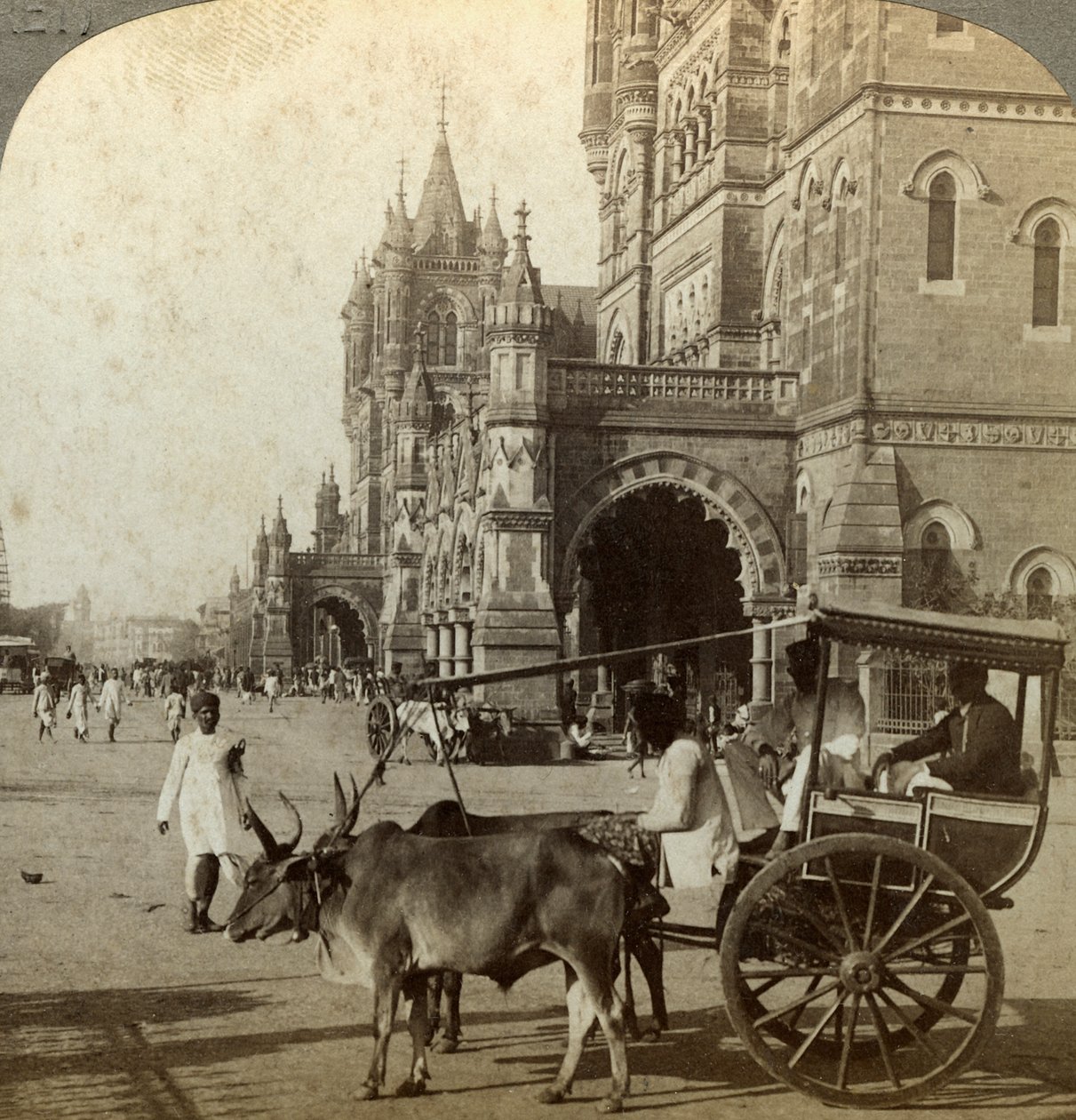 Ekka, vor dem Victoria-Bahnhof, Bombay, Indien, um 1900er Jahre von Underwood and Underwood