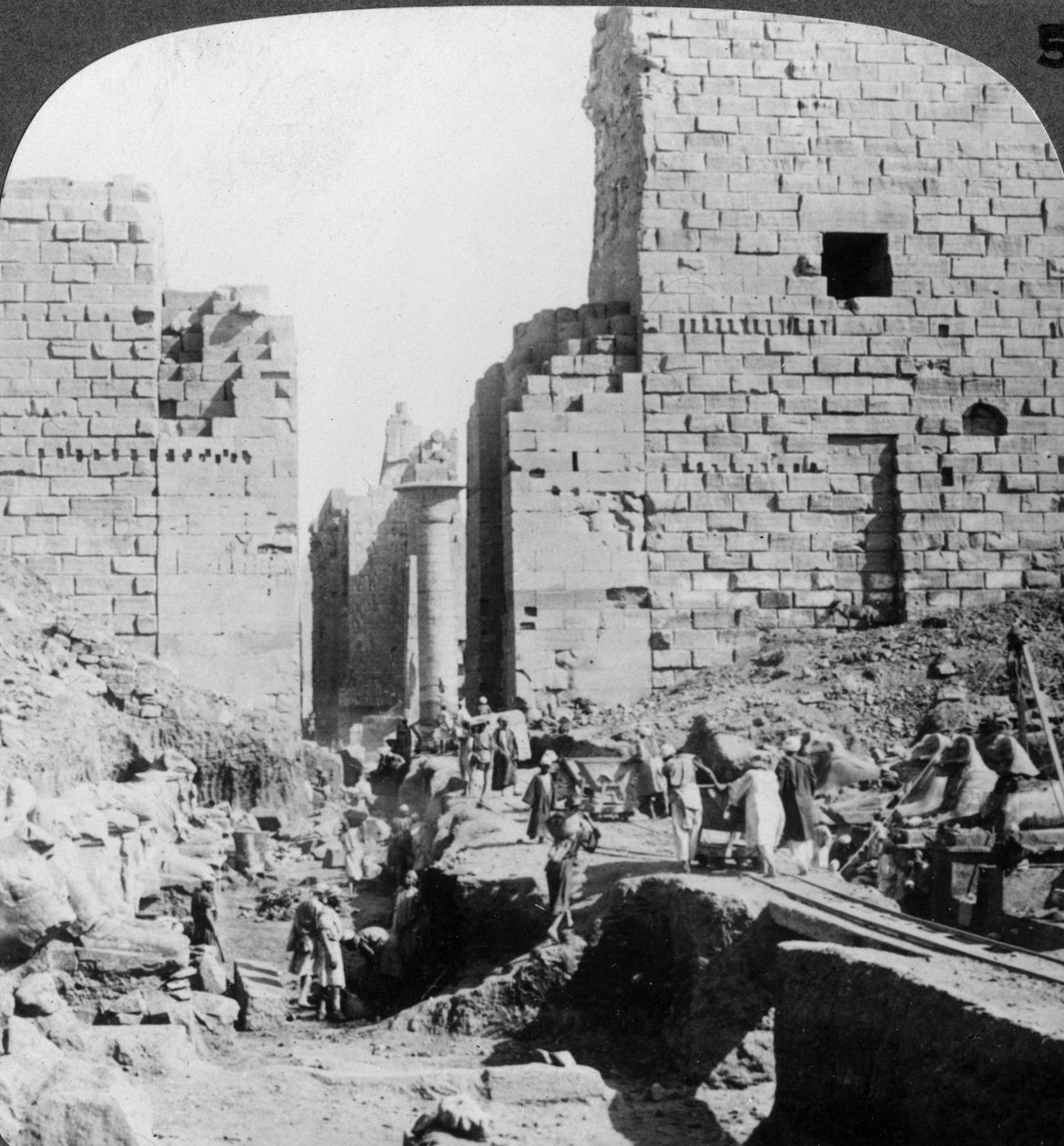 Ausgrabung einer Allee zum Tempel von Karnak, Theben, Ägypten, 1905 von Underwood and Underwood