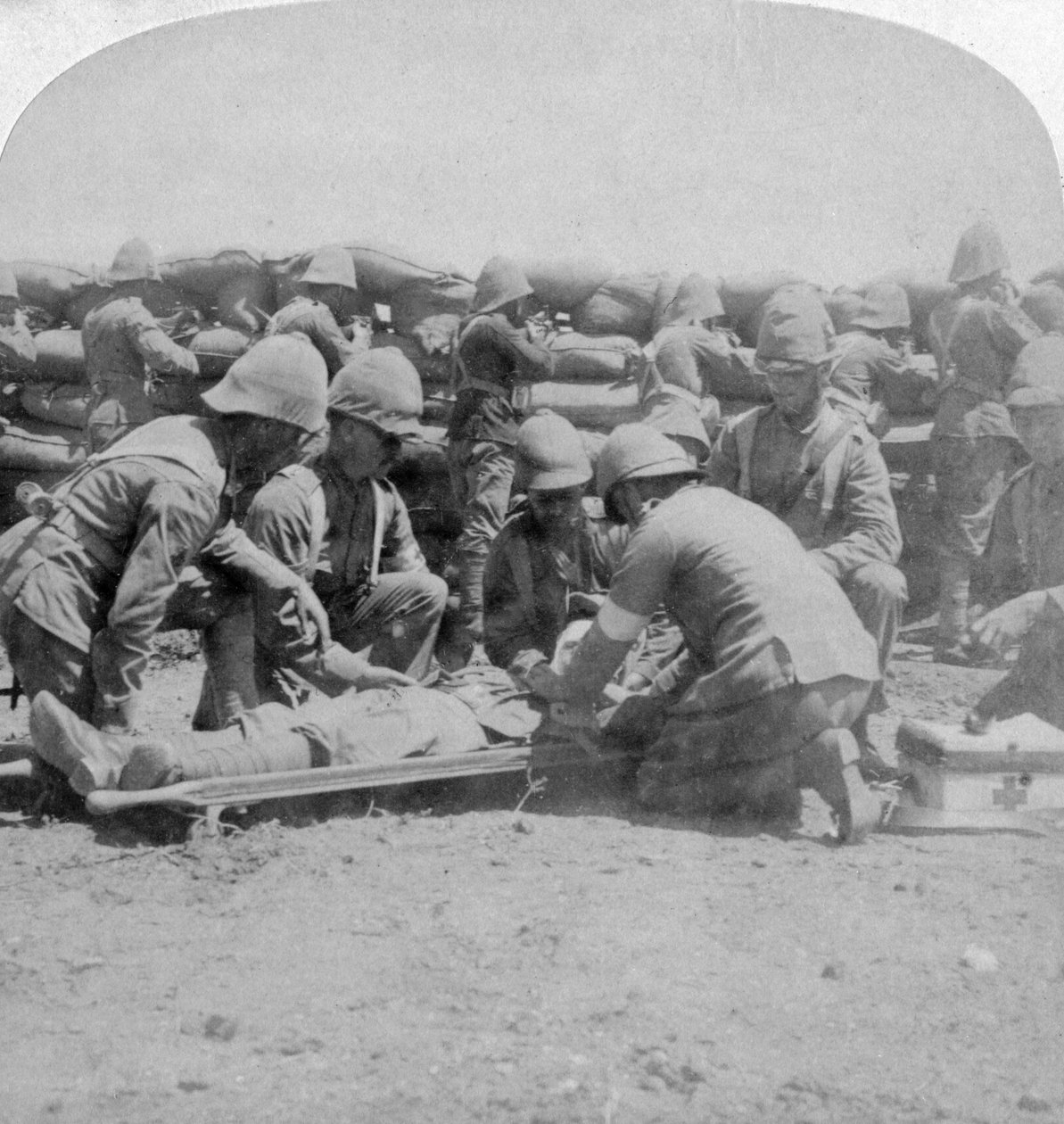 Erste Hilfe für einen verwundeten Füsilier, Honey Nest Kloof Schlacht, Burenkrieg, Südafrika, Februar 1900 von Underwood and Underwood