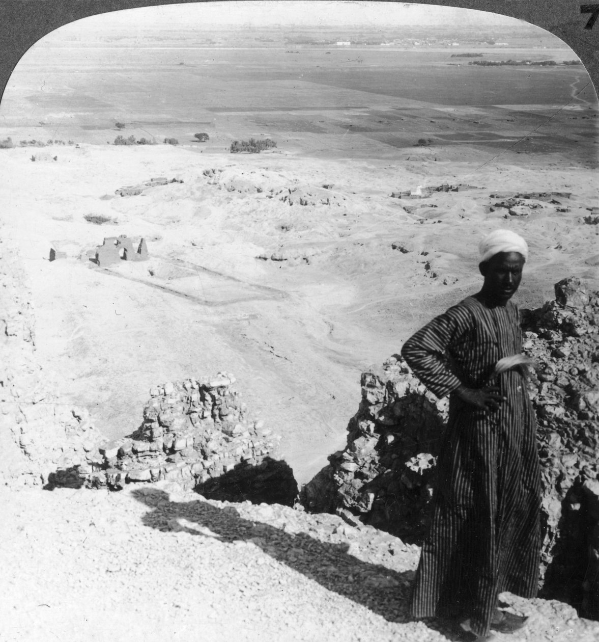 Von den hohen Klippen bei Der-el-Bahri über die Ebene nach Luxor, Theben, Ägypten, 1905 von Underwood and Underwood