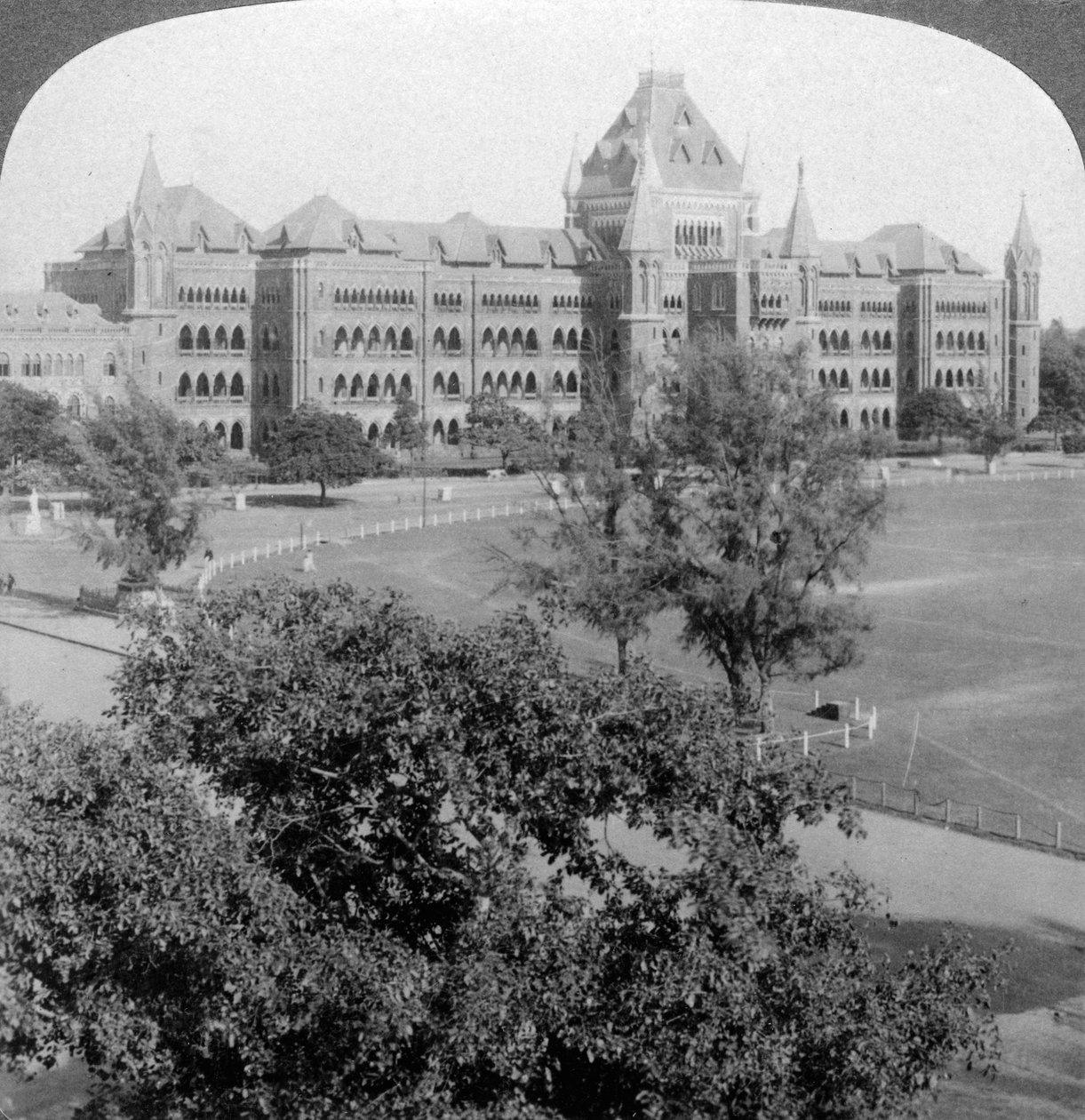 Oberster Gerichtshof und Nordende von Rotten Row, Bombay, Indien von Underwood and Underwood