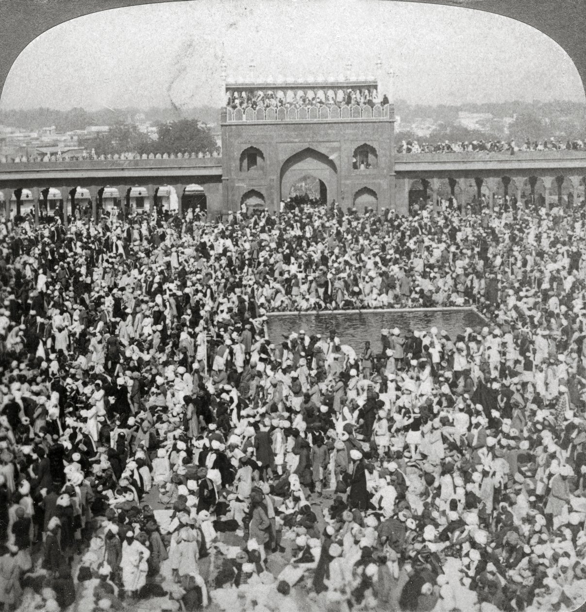 Im Hof der Jumma-Moschee, Delhi, Indien, 1903 von Underwood and Underwood