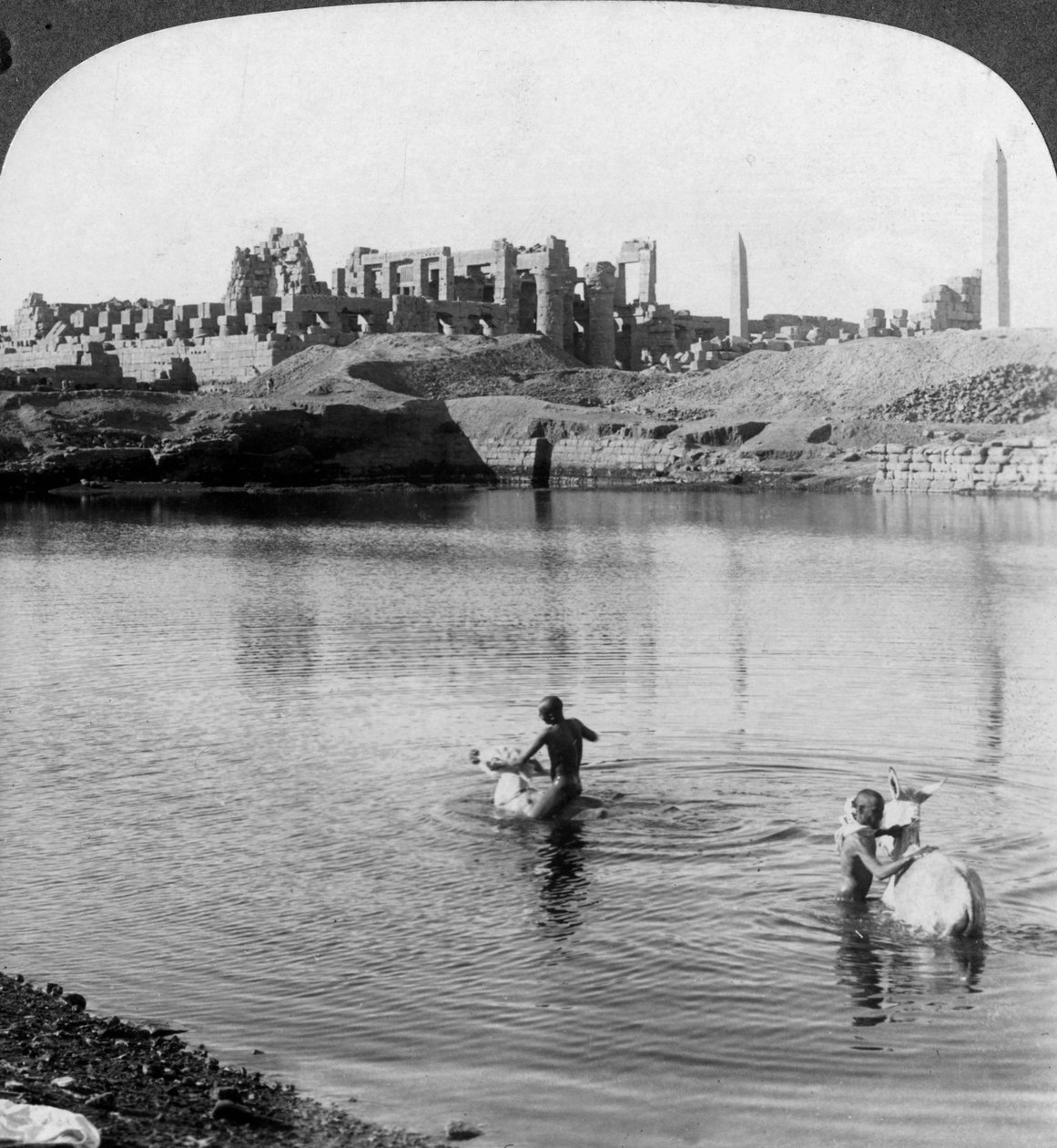 Blick über den Heiligen See zum großen Tempel in Karnak, Theben, Ägypten, 1905 von Underwood and Underwood