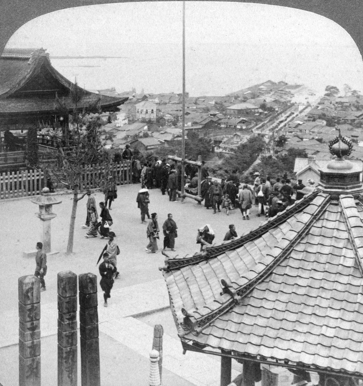 Blick nach Osten vom Mildera-Tempel über Otsu und den Biwa-See, Japan, 1904 von Underwood and Underwood