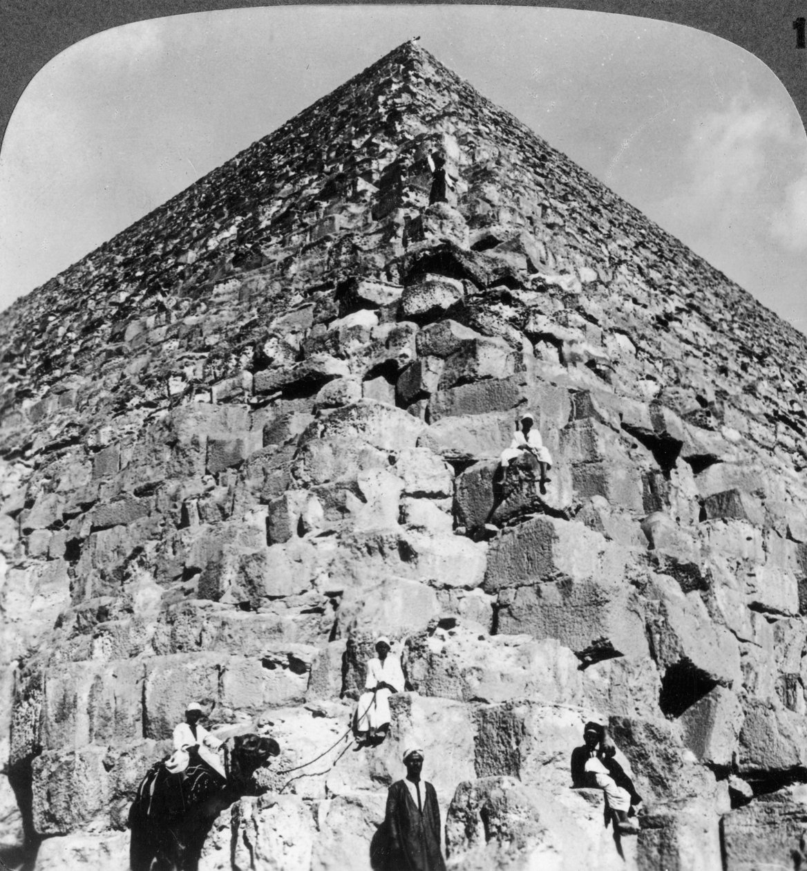 Blick auf die nordöstliche Ecke der Großen Pyramide, Ägypten, 1905 von Underwood and Underwood