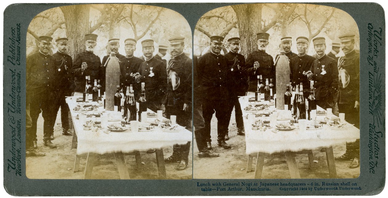 Mittagessen mit General Nogi im japanischen Hauptquartier, Port Arthur, Mandschurei, 1904 von Underwood and Underwood