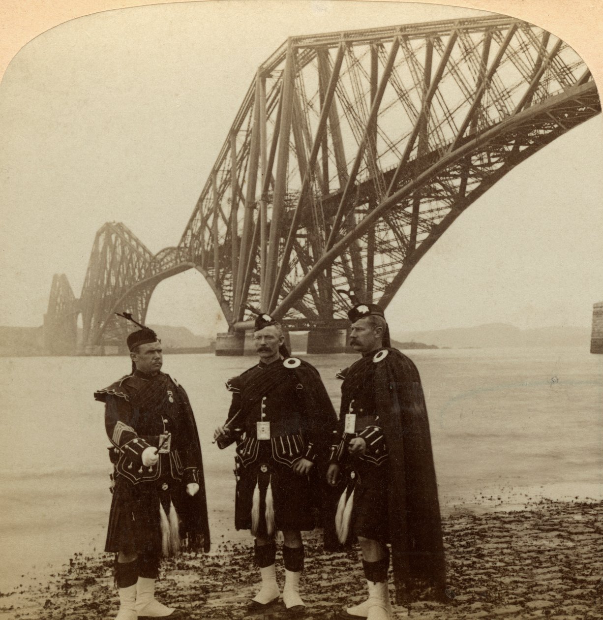Männer in Highland-Kleidung vor der Forth-Brücke, Schottland von Underwood and Underwood