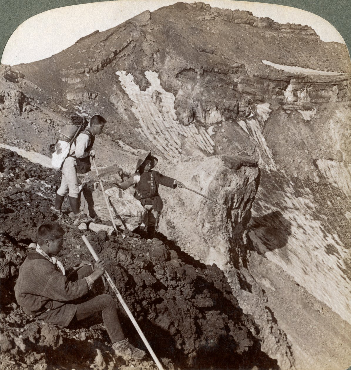 Blick vom lavaüberzogenen Rand in den Krater des Mount Fuji, Japan, 1904 von Underwood and Underwood