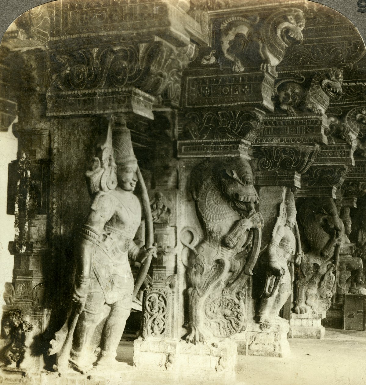 Säulen eines hinduistischen Tempels, Madurai, Indien, ca. 1900er von Underwood and Underwood
