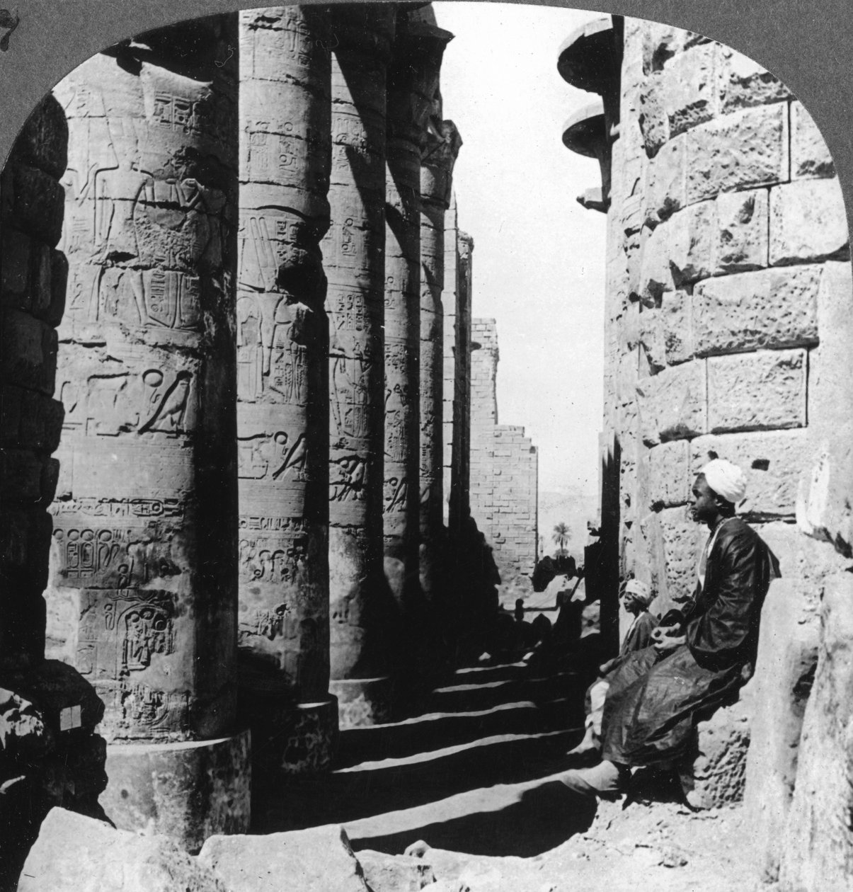 Die berühmte Kolonnade im großen Tempel von Karnak, Theben, Ägypten, 1905 von Underwood and Underwood