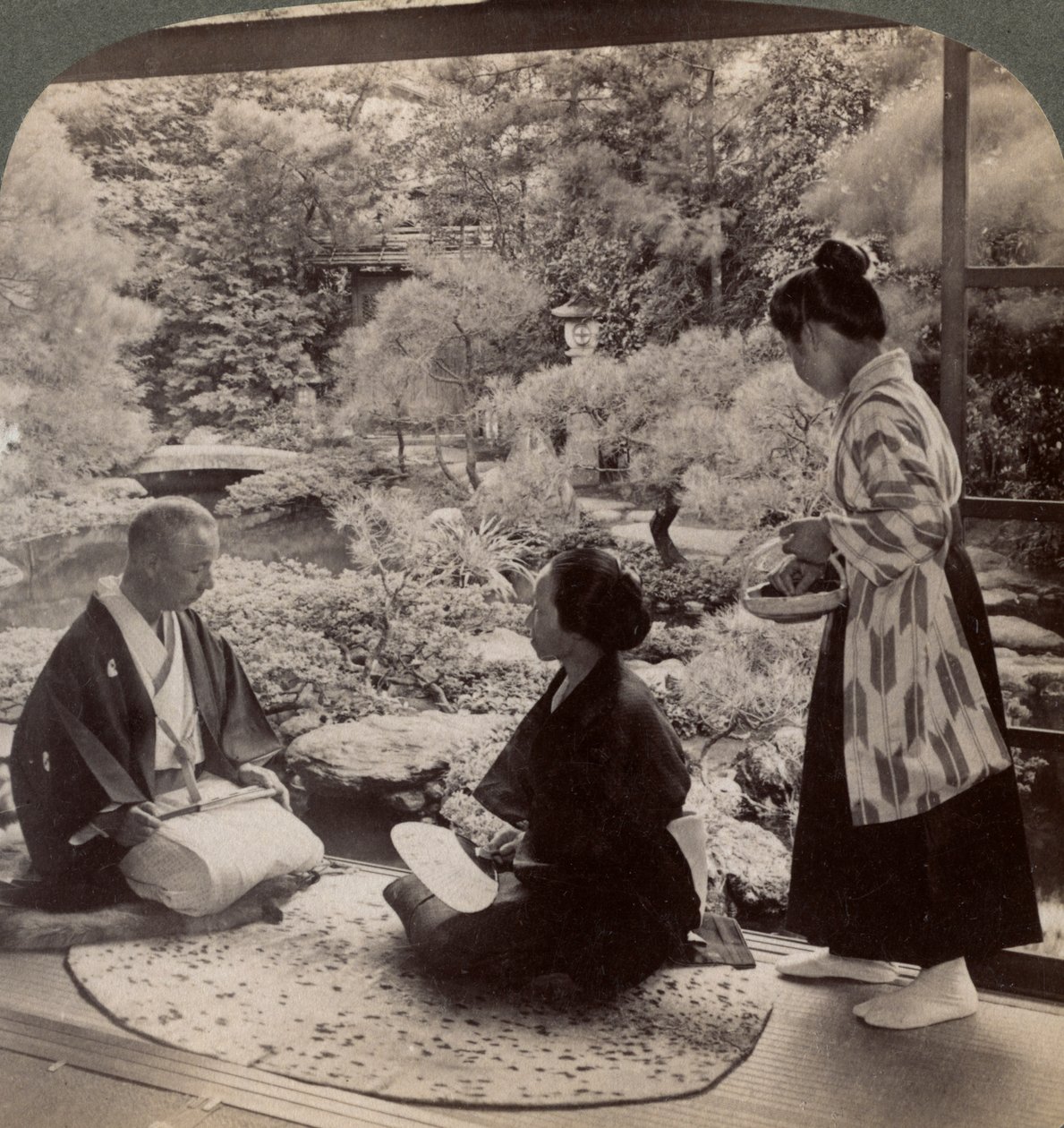 Die Gärten des Hauses von Herrn Y Namikawa, Führer der Kunstindustrie, Kyoto, Japan, 1904 von Underwood and Underwood