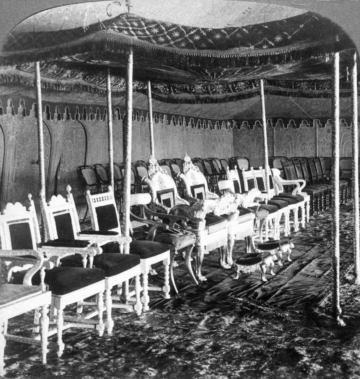 Das goldene Baldachin im Durbar-Zelt des Maharaja von Kaschmir, Delhi, Indien, 1903 von Underwood and Underwood