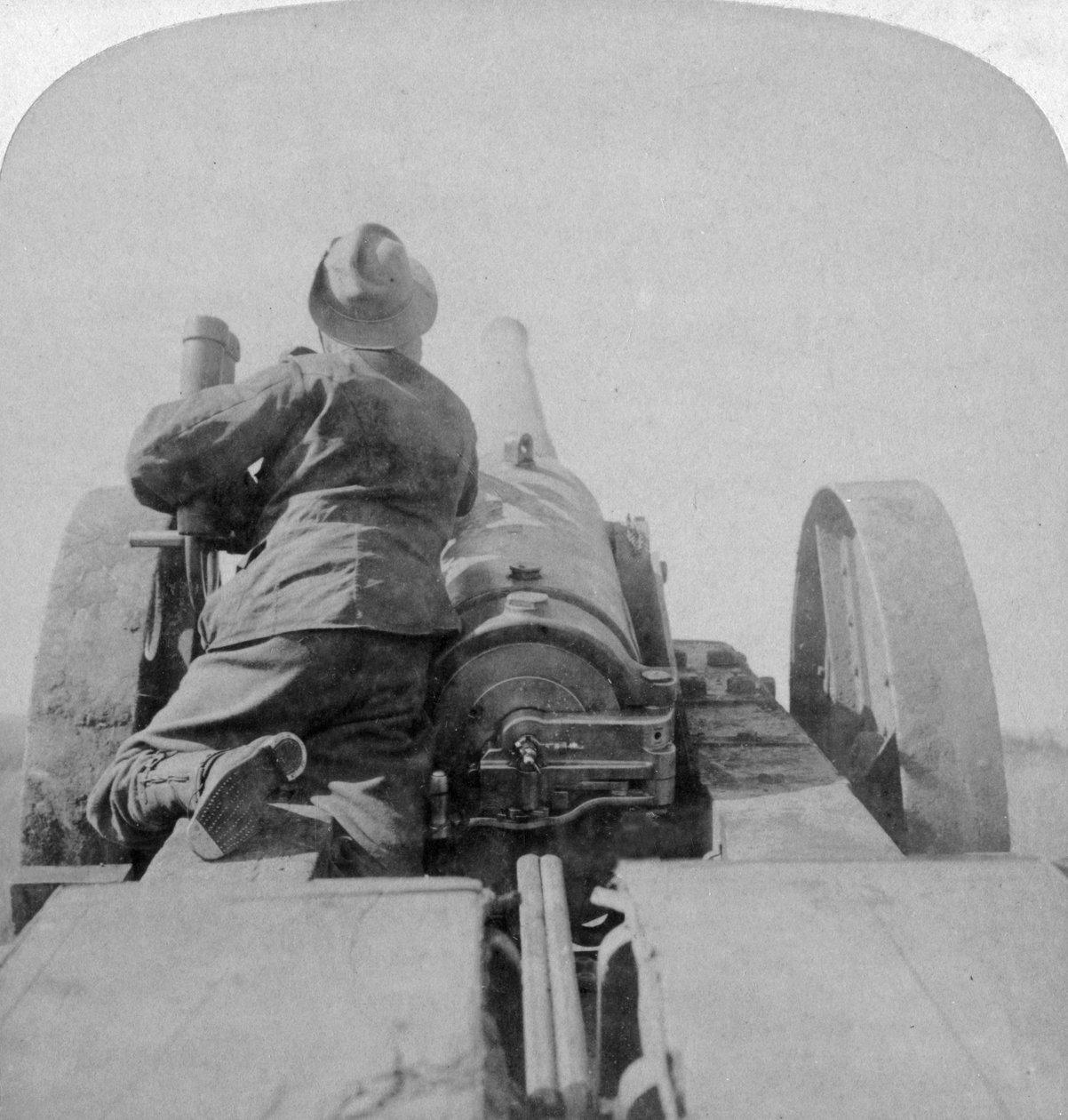 Training eines der 4,7-Zoll-Geschütze der HMS Monarch auf die Pretoria-Forts, Südafrika, 4. Juni 1900 von Underwood and Underwood