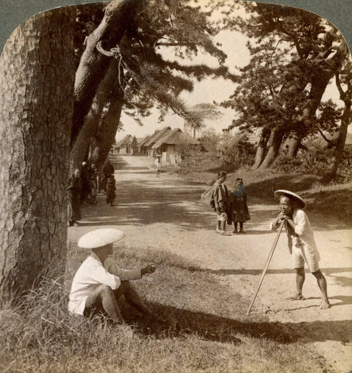 Reisende ruhen sich unter den Kiefern in Suzukawa aus, alte Poststraße von Tokio nach Kyoto, Japan, 1904 von Underwood and Underwood