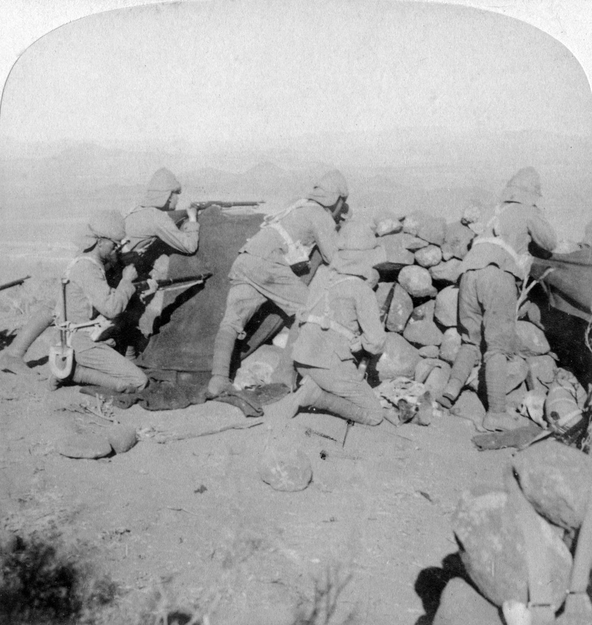 Truppen verteidigen den New Zealand Hill, Slingersfontein, Südafrika, 25. Januar 1900 von Underwood and Underwood