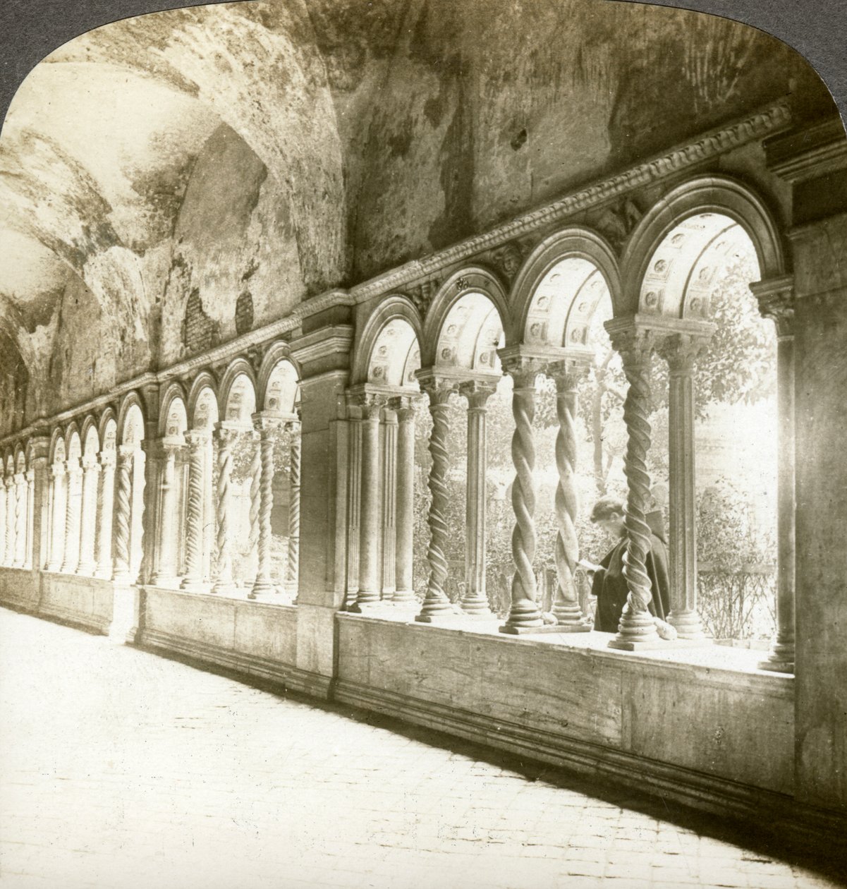 Gedrehte Säulen im Kreuzgang, Basilika St. Paul vor den Mauern, Rom, Italien von Underwood and Underwood