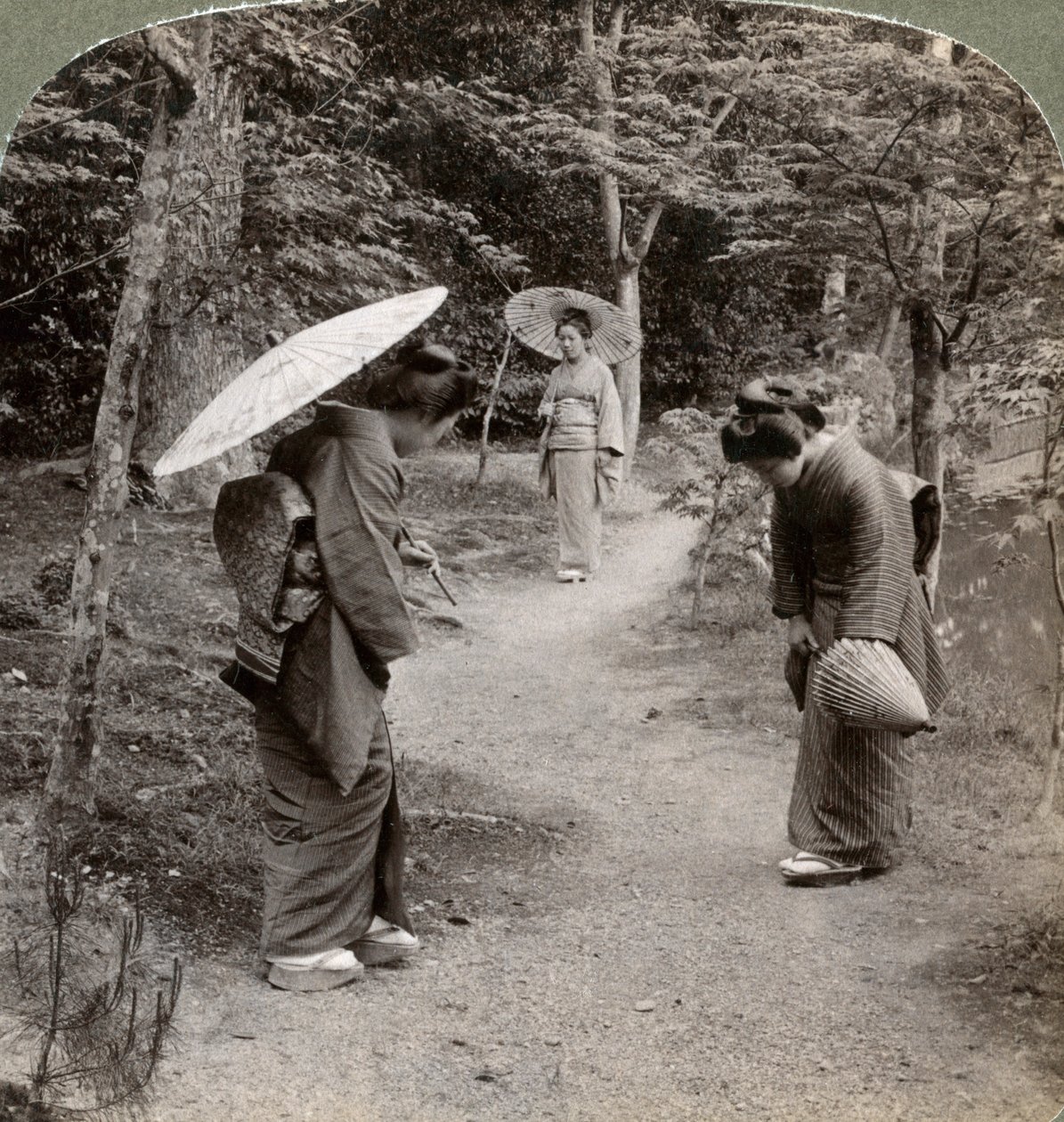 Frauen im Garten des Kinkaku-ji-Tempels, Kyoto, Japan, 1904 von Underwood and Underwood