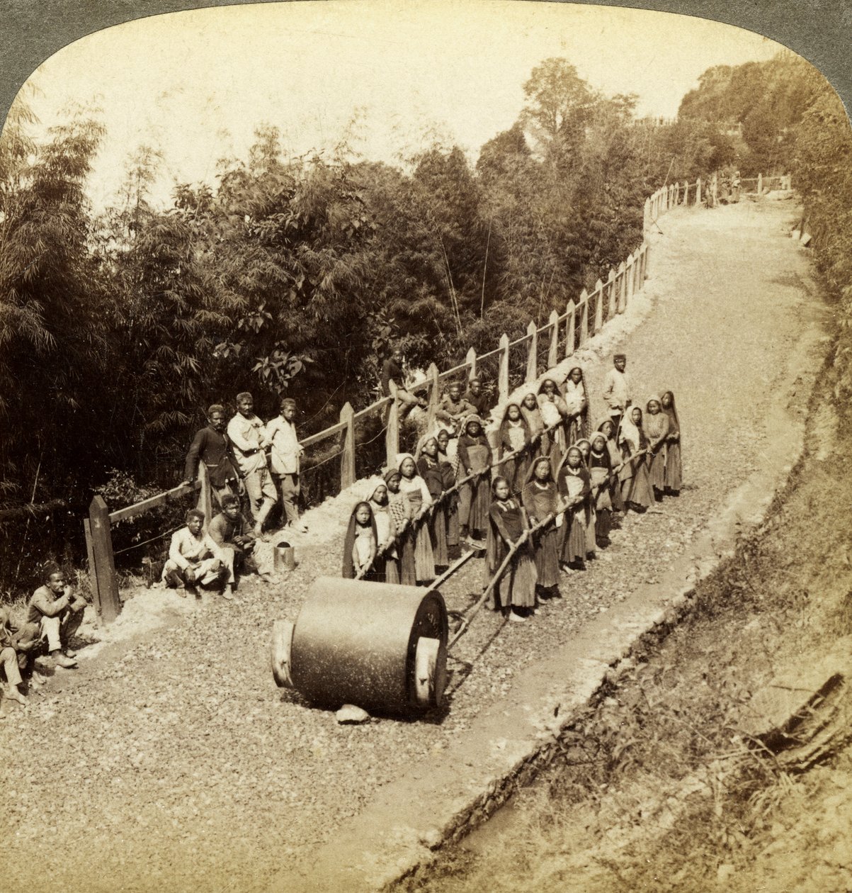 Frauen arbeiten an der Darjeeling-Straße, Indien von Underwood and Underwood