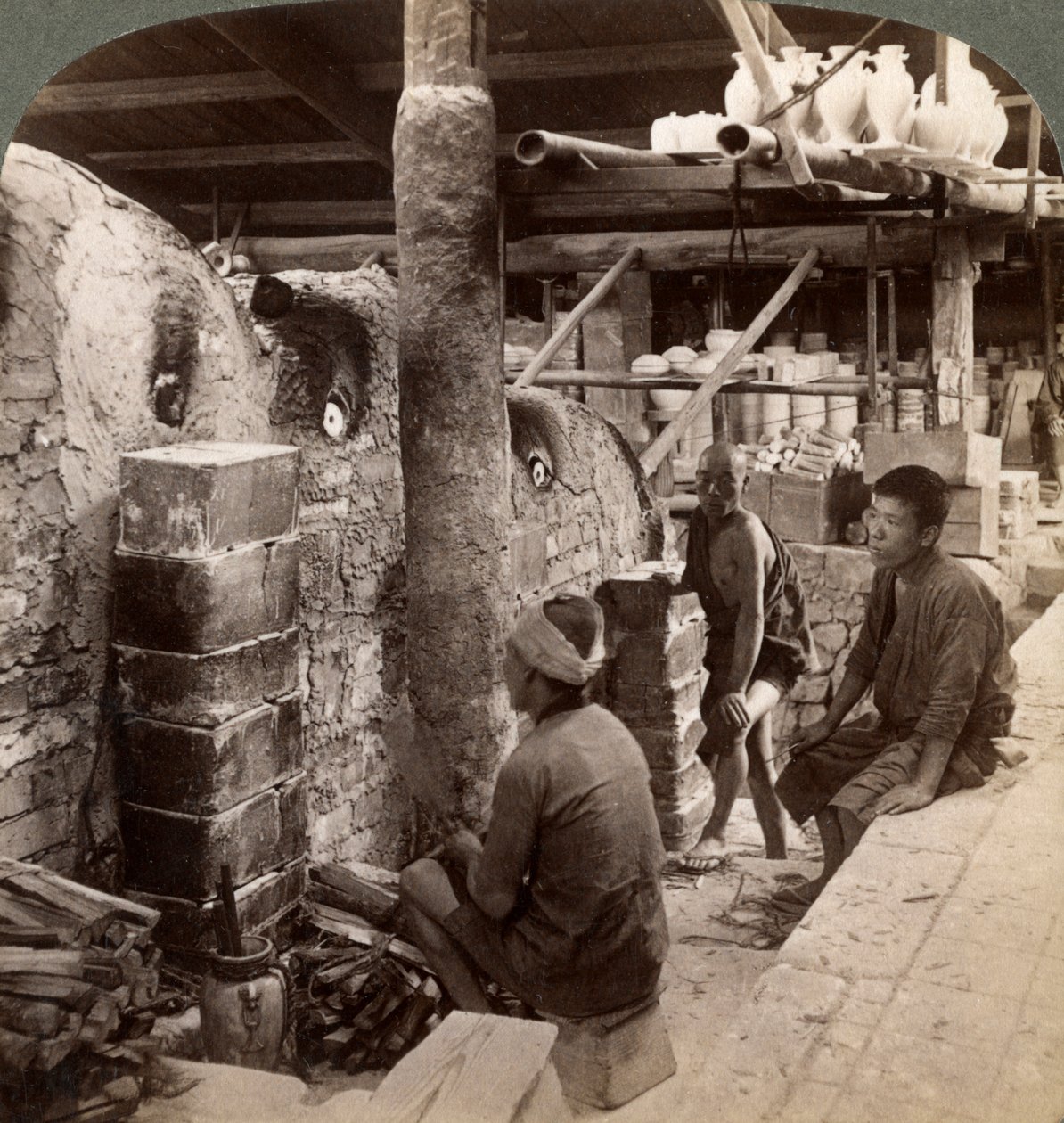 Arbeiter beobachten Öfen voller Awata-Porzellan, Kinkosan-Werke, Kyoto, Japan, 1904 von Underwood and Underwood