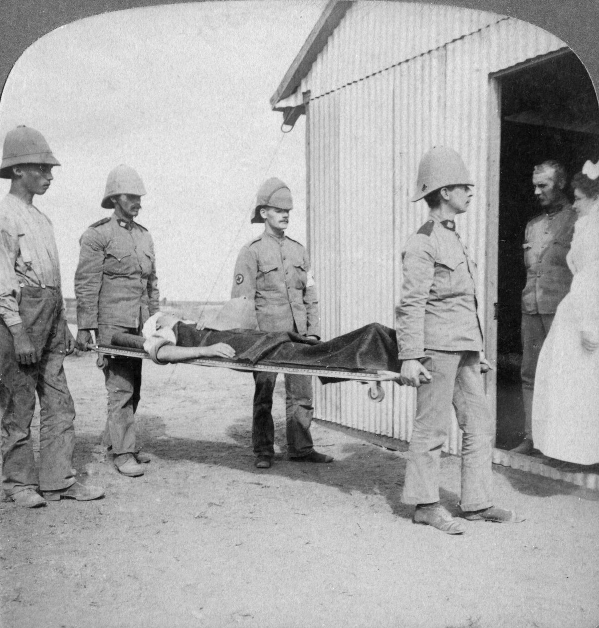 Verwundeter Füsilier nach dem tapferen Stand der Buren nahe dem Oranje-Fluss, Südafrika, Burenkrieg, 1900 von Underwood and Underwood