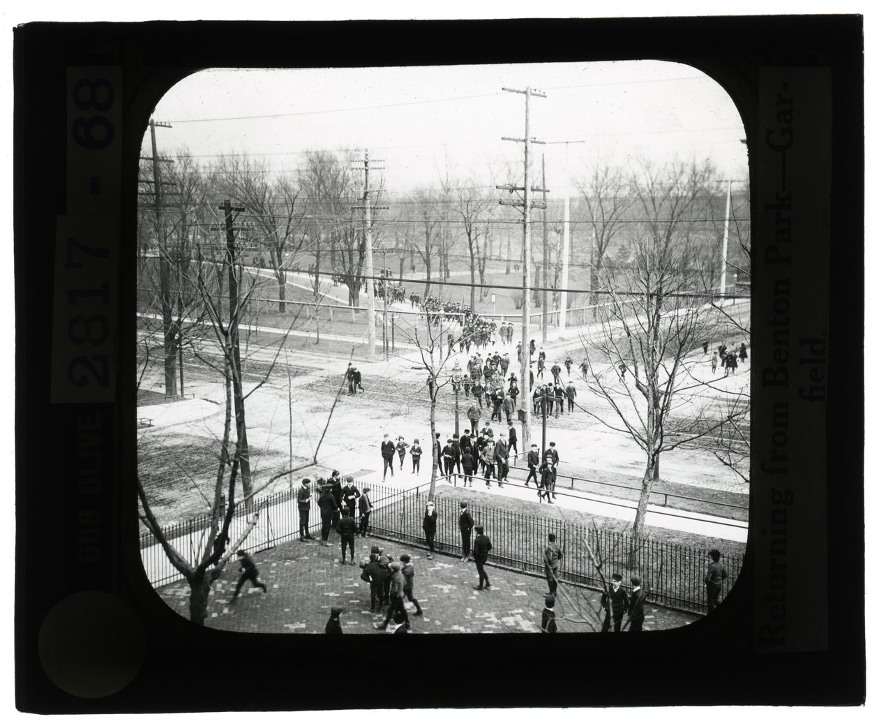 Horizontales Schwarz-Weiß-Foto von Jungen und Mädchen, die die Straße überqueren, um von einem Ausflug in den Park zur Schule zurückzukehren von Unknown