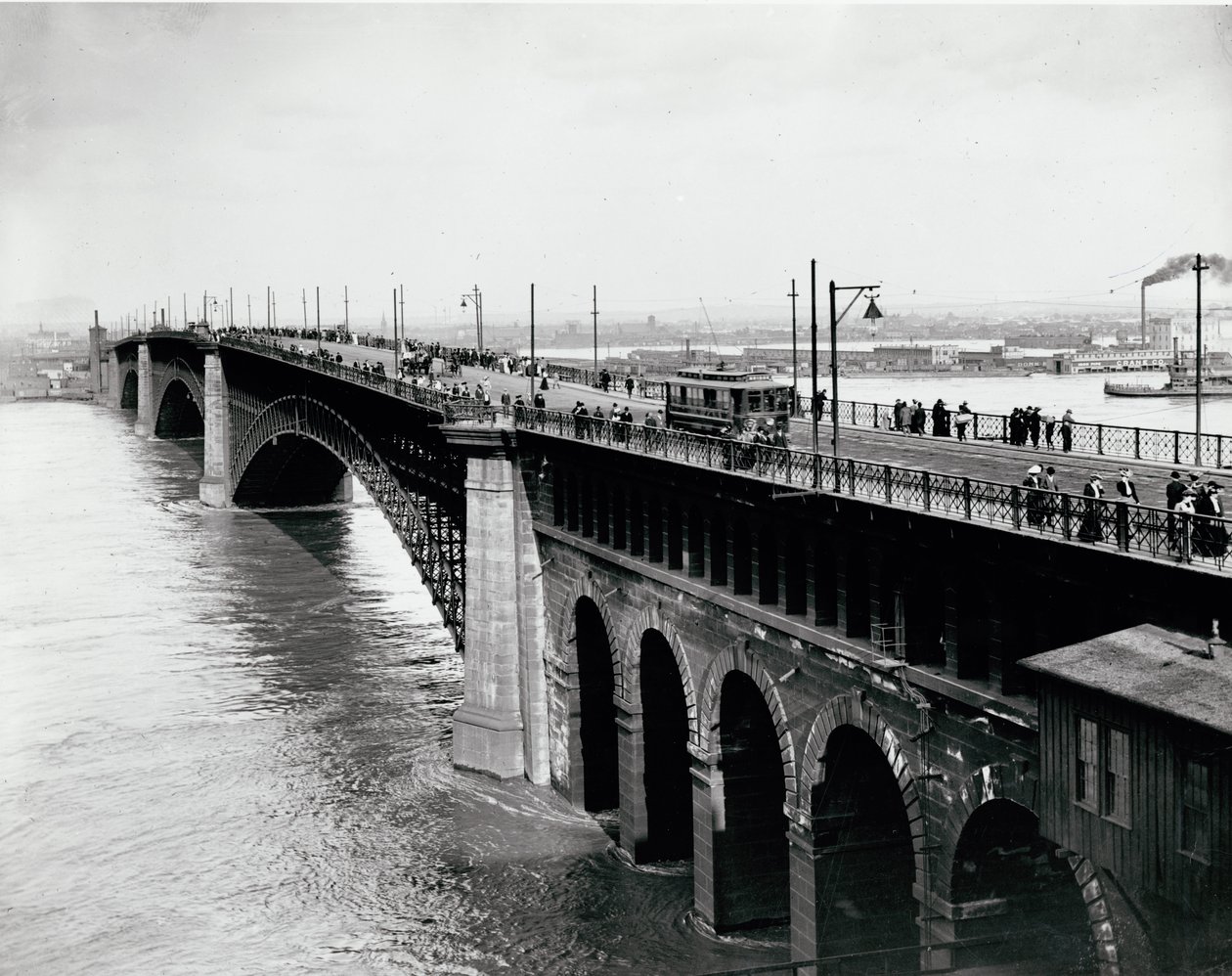 Fußgänger- und Straßenbahnverkehr auf der Eads-Brücke während der Flut von 1903 von Unknown