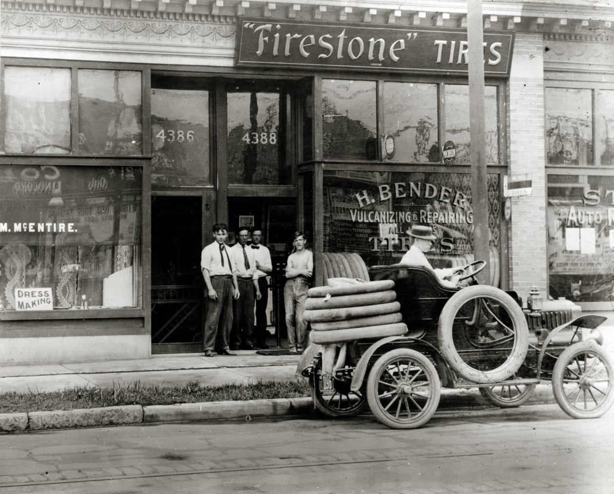 Männer und LKW zur Reifenreparatur vor dem H. Bender Firestone Reifenhändler in der Olive Street 4388 von Unknown