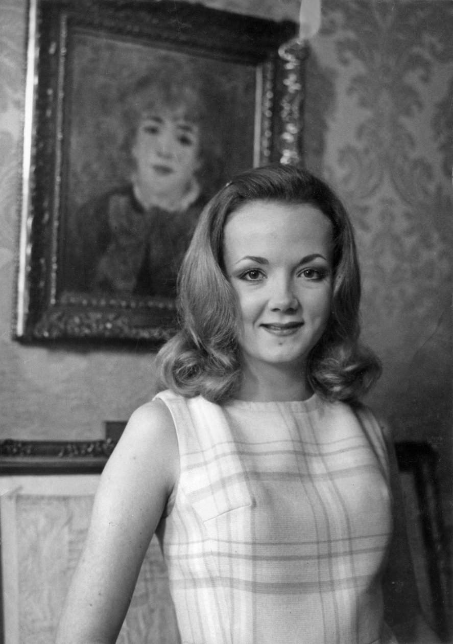 Catherine Hiegel vor der Leinwand von Renoir zu Hause, französisch von der Comédie-Française, nach der Unterzeichnung ihres Vertrags für die Rolle der Magd am 30. Januar 1969 von Unknown