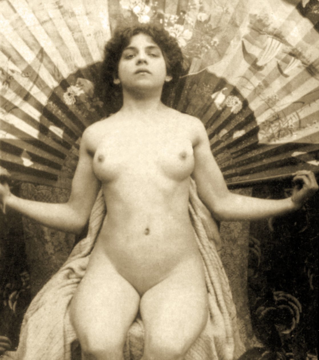 Weiblicher Akt, der mit einem großen Fächer posiert, ca. 1900 von Unknown