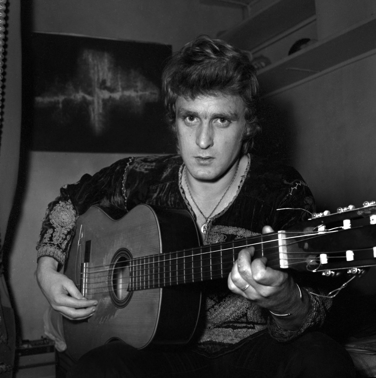 Der französische Sänger Christophe (Daniel Bevilacqua) malt eine Leinwand zu Hause, 18. November 1969 von Unknown