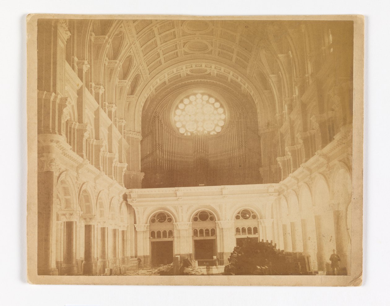 Ansicht des Innenraums der Kirche St. John the Baptist, Brooklyn, Blick nach Westen zum Rosettenfenster von Unknown