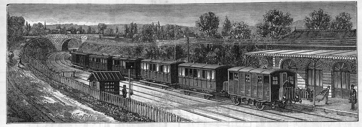 Anwendung von Faure-Batterien: Elektrischer Zug auf einer Eisenbahnstrecke in einem Bahnhof. Gravur in „Le Monde Illustré“. von Unknown artist