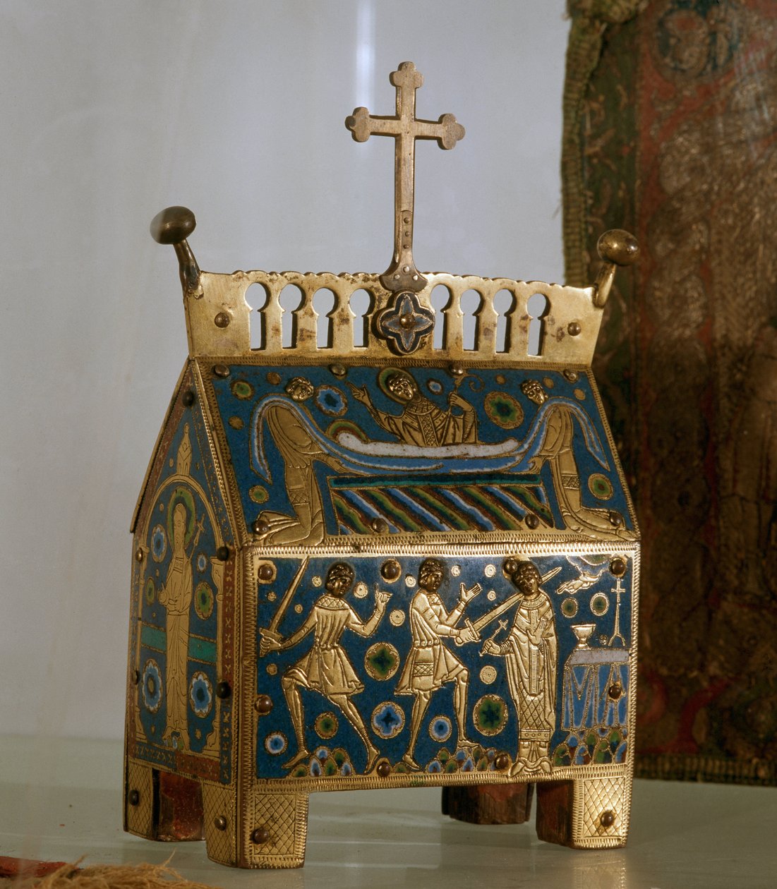 Reliquiar in Email, Gold und Kupfer von Thomas Becket (1118-1170), Erzbischof von Canterbury - Es ist mit Darstellungen der Ermordung des Erzbischofs am 29.12.1170 in der Kathedrale von Canterbury und seiner Beerdigung verziert (Email, Gold und Kupfer) von Unknown artist