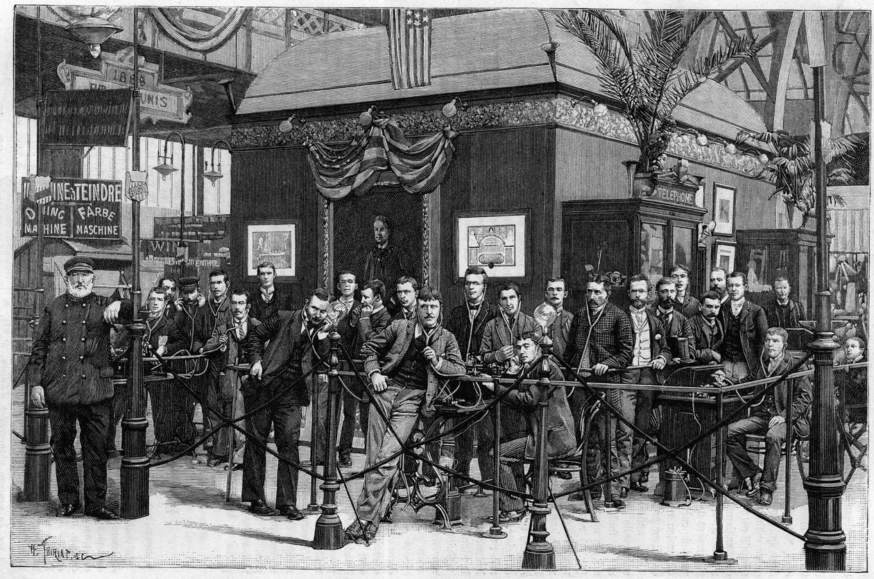 Vorführungen von Phonographen, die von Thomas Edison geschaffen wurden, installiert in der Galerie des Maschinen auf der Pariser Weltausstellung von 1889. (Nach einem Foto). Gravur in „La Nature: revue des sciences et de leurs applications aux arts et a l
