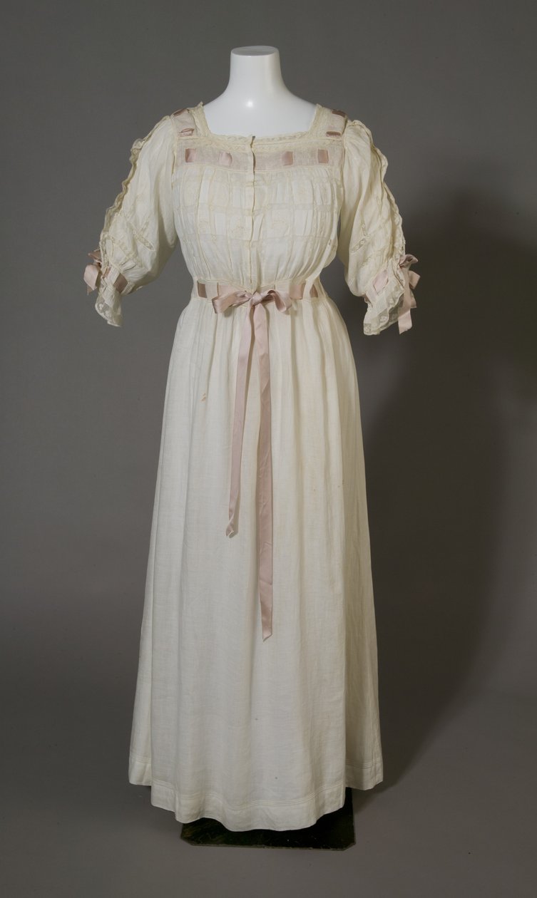 Bertha Palmers Nachthemd, ca.1880 (Vorderansicht), Weiße Baumwolle, Spitze, Stickerei und Seidenband. von Unknown artist