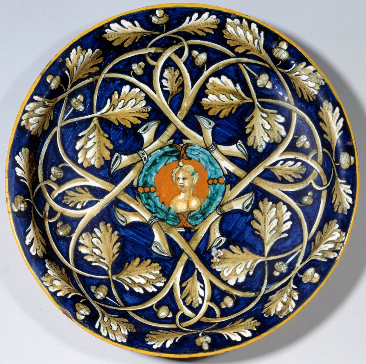 Fayenceplatte mit weiblicher Büste. 16. Jahrhundert. Paris, Musée du Louvre von Unknown artist
