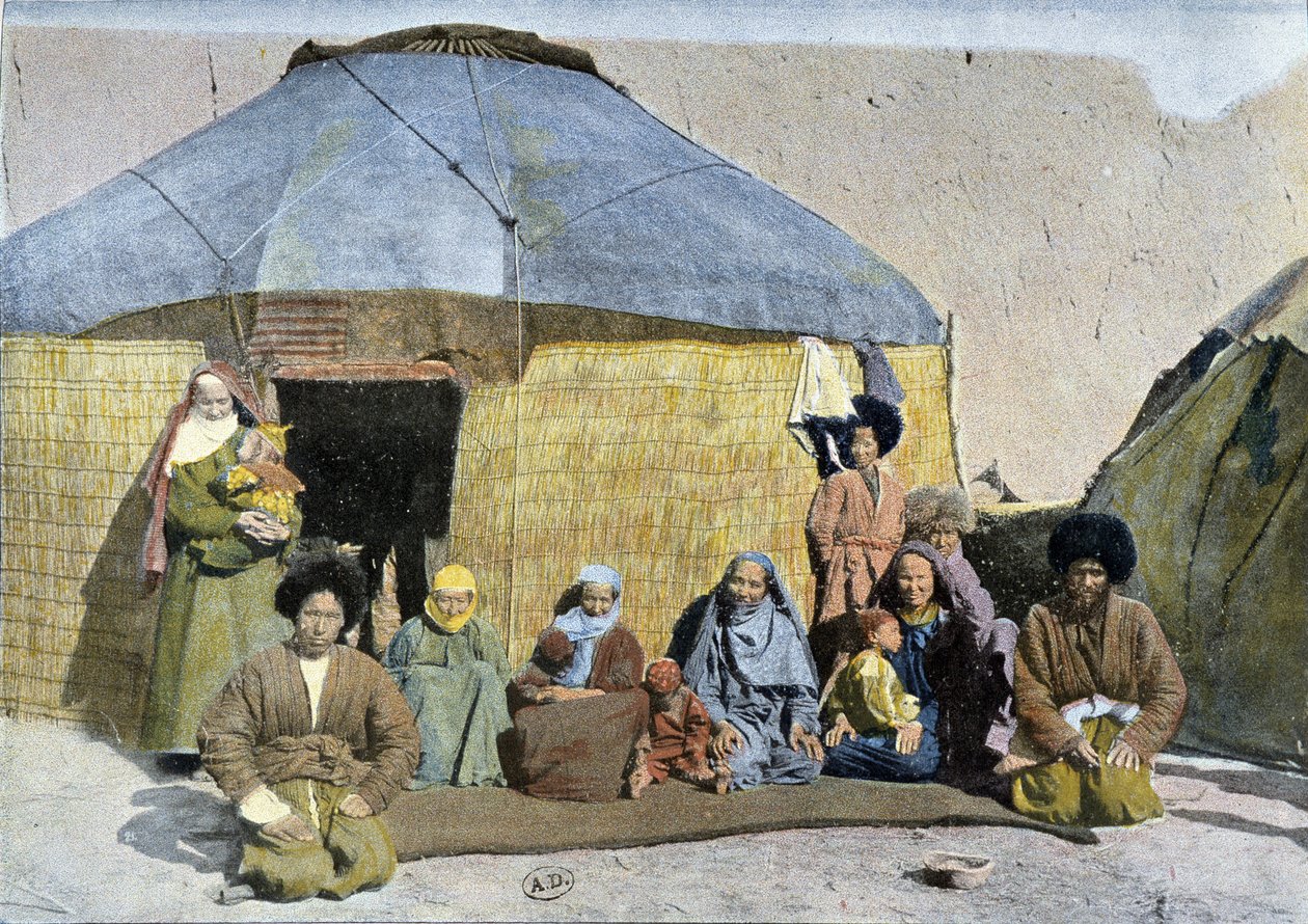 Gruppe von Tekes (russische Nomaden) vor ihrer Jurte, Ende 19. Jahrhundert von Unknown artist