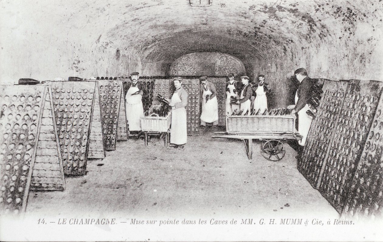 Herstellung von Champagner: das Abschneiden der Flaschen in einem Mumm-Keller in Reims, frühes 20. Jahrhundert von Unknown Artist